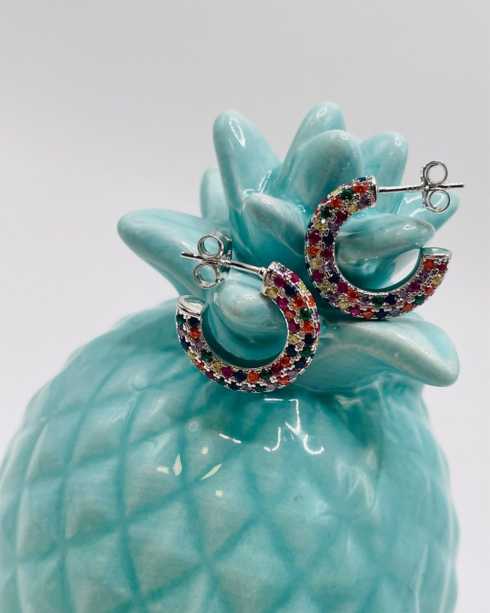 Aros de plata y circonitas Arcoíris, en una piña azul