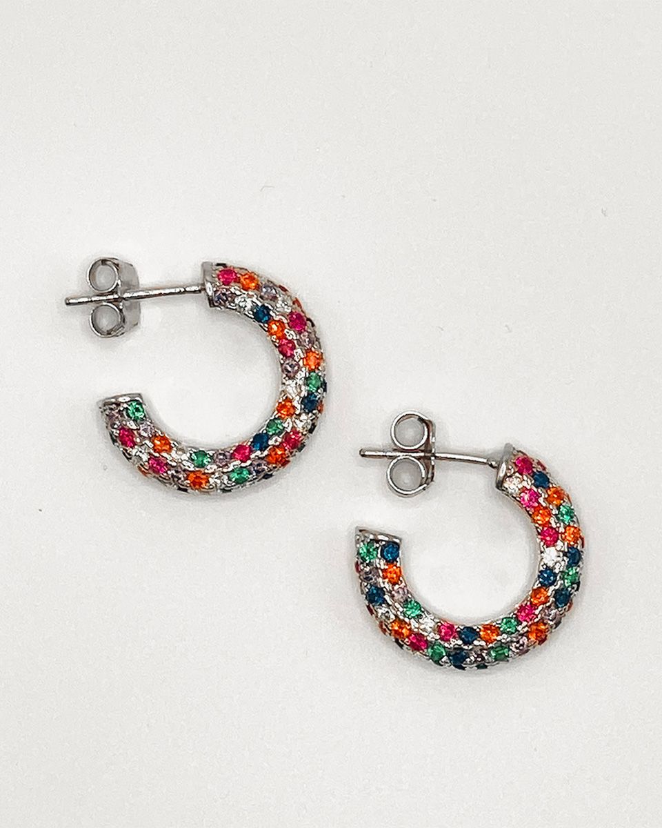 Pendiente de plata de medio aro cubierto de circonitas de colores Arcoíris